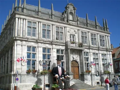 Réaliser les travaux nécessaires pour sécuriser l'hôtel de ville de Bergues