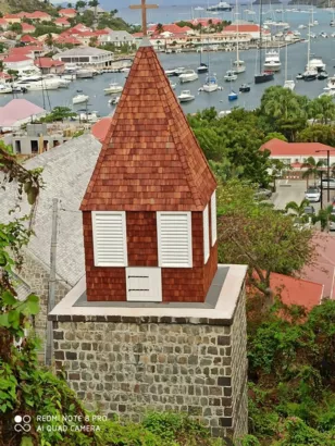 Reconstruire la partie supérieure du clocher de l'église catholique de Gustavia