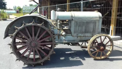 Restaurer le tracteur Mac Cormick Deering 10-20 à La Ferme du Temps Jadis