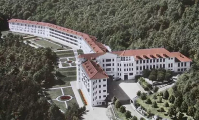 Restaurer les fenêtres de l'ensemble de la façade du Sanatorium à Bergesserin